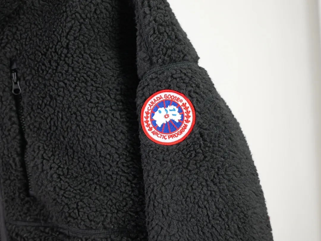 P620 Canada Goose/Canada Goose Shearling Jacket Simcoe Shearling Zip Jacket is made from Kind artificial long-hair sherpa, our new generation of wool fleece that helps keep the earth cold and the people on it warm. It features dropped shoulders, a high collar and an adjustable waist hem with internal drawstrings. Standard embroidery color label; top-quality goose Simcoe lambskin Color: Apricot Pink Black Gray White Army Green Size: S M L